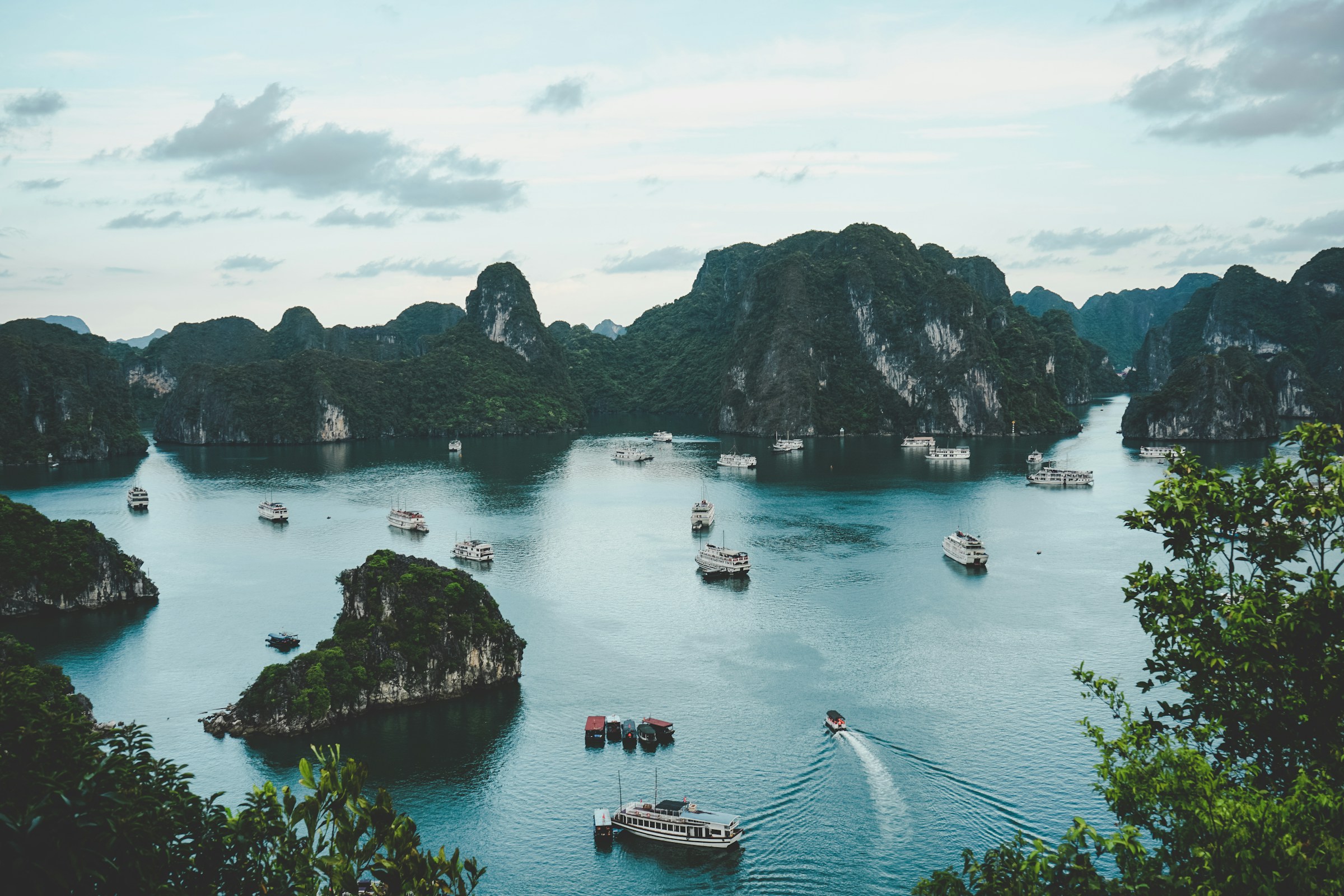 Hanoi + Halong Deluxe Cruise — photo 1